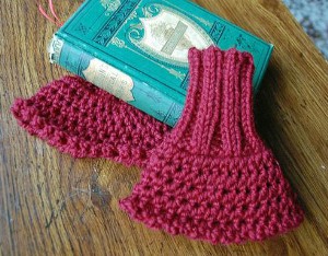 colour in a simple life: Wrist Warmers Anyone?